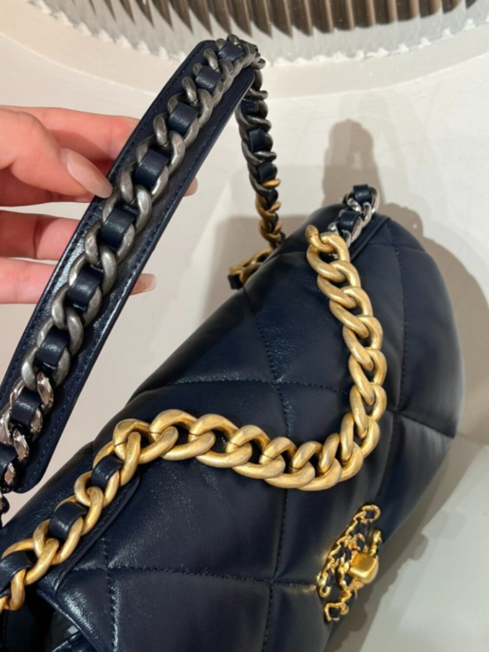 Chanel 19 Bag Medium Lambskin Navy Gold - Picture 4 of 6